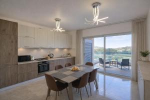 a kitchen and dining room with a table and chairs at Valley View in Qrendi