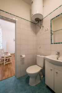 uma casa de banho com um WC e um lavatório em White Amber em Liepāja