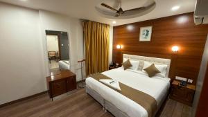 a bedroom with a large bed and a mirror at Hotel La Hotera in Hyderabad