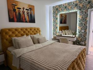 a bedroom with a large bed with a large mirror at Apartman 28 in Arandelovac