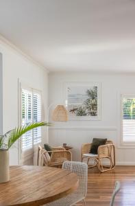 a dining room with a table and chairs at Sunrise Guesthouse in Byron Bay