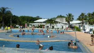 un grupo de personas en una piscina en Cabañas 3J en María Grande