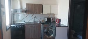 a kitchen with a washing machine and a washer at Pequeño Depa 2 personas in Puerto Montt