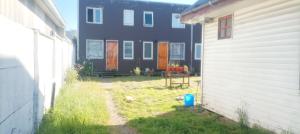 a yard with a building and a house at Pequeño Depa 2 personas in Puerto Montt
