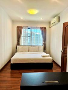 a bedroom with a large bed with a window at V-twin Condo Donjan in Chiang Mai +52 photos
