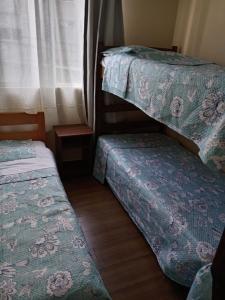 a room with two bunk beds and a window at departamento Eli in Valdivia