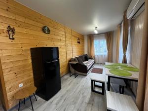 a kitchen and living room with a couch and a table at Bilia Tustani in Urych