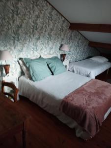 two beds in a room with two lamps and a bed sidx sidx sidx at Chambres d'hôtes le Clos de la Presle in Saint-Georges-Haute-Ville