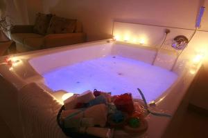 eine große Badewanne mit Beleuchtung im Wohnzimmer in der Unterkunft צימורן in Moran + 19 Fotos