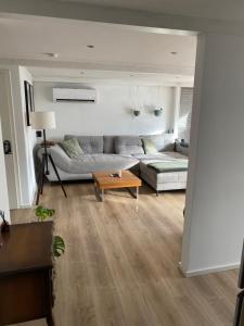 ein Wohnzimmer mit Sofa und Tisch in der Unterkunft BaumbergIdyll in Billerbeck