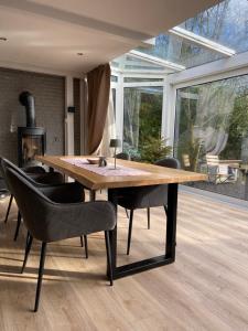 ein Esszimmer mit einem Holztisch und Stühlen in der Unterkunft BaumbergIdyll in Billerbeck