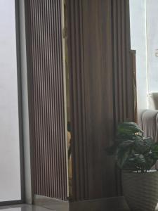 a mirror in a room with a potted plant at Break pyramids inn in Al Manşūrīyah