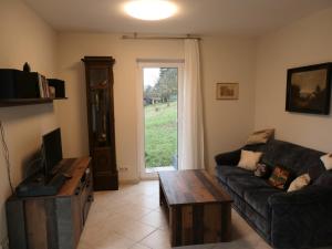 a living room with a couch and a table at Ferienwohnung Doris in Schmalkalden