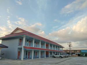 a building with a car parked in a parking lot at โรงแรมสิริพรชัย 2 in Takua Pa