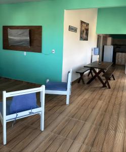 a waiting room with two chairs and a table at Mar e Sol Tabatinga in Nísia Floresta