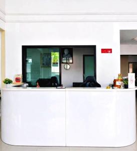 a white counter in a room with two chairs at V-twin Condo Donjan in Chiang Mai