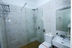 A bathroom at Hotel Hermes Tirana