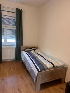 a bed sitting in a room with a window at Monteurunterkunft nahe Tor 1 in Leuna