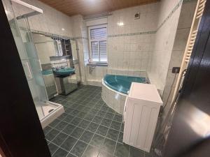a bathroom with a tub and a toilet and a sink at Monteurunterkunft nahe Tor 1 in Leuna