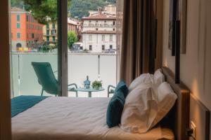 a bedroom with a bed and a view of a city at LKL Lakeside Lodging in Paratico
