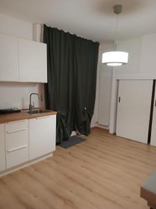 a room with a kitchen with a sink and a window at DESDEMA & OPERA Rooms in Quinto di Treviso +66 photos