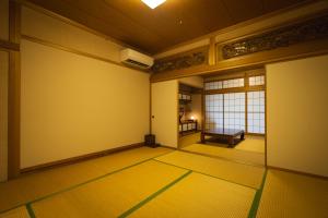 an empty room with a bench and a window at 囲宿-Kakomiyado- in Eiheiji