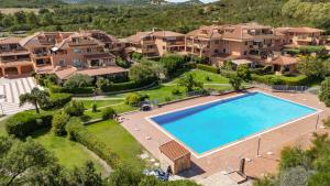 an aerial view of a house with a large swimming pool at Ampio Trilocale sul Golfo di Marinella in Santa Marinella