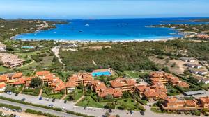 an aerial view of a villa with a resort and the ocean at Ampio Trilocale sul Golfo di Marinella in Santa Marinella