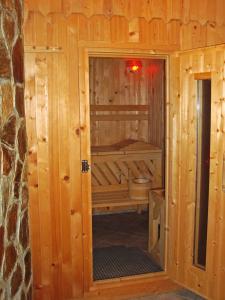 un bagno con servizi igienici in una cabina di legno di Hiša Koražija a Rogaška Slatina