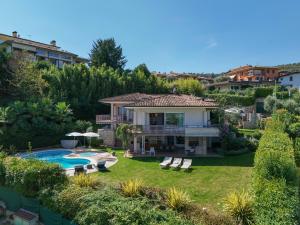 a house with a swimming pool in a yard at Villa Caterina in Salò