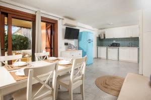a kitchen and dining room with a table and chairs at Ampio Trilocale sul Golfo di Marinella in Santa Marinella