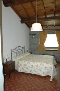 DicomanoにあるAgriturismo Franciniのベッドルーム1室(ベッド1台、大きな窓付)