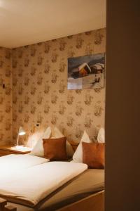 a bedroom with two beds and a painting on the wall at Lü de Terza in San Vigilio Di Marebbe
