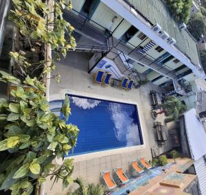 an overhead view of a swimming pool on a building at Hostel Nirvana Taganga in Taganga