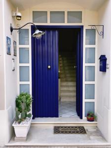 a blue front door of a house with a plant at ''A casa di Lele'' in Avola
