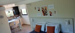 a room with a bed with two pillows and a kitchen at Apart Hotel Los alazanes in Capilla del Monte