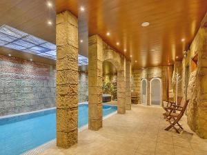 ein Swimmingpool in einem Haus mit Swimmingpool in der Unterkunft Hotel Bocalé 3000 in Sallent de Gállego