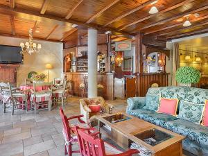 ein Wohnzimmer mit Sofa und Tisch in der Unterkunft Hotel Bocalé 3000 in Sallent de Gállego