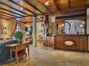 ein Wohnzimmer mit Holzdecke und einem Tisch in der Unterkunft Hotel Bocalé 3000 in Sallent de Gállego