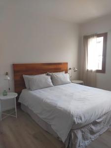 a bedroom with a large white bed and a window at Ca' Rino - alloggio turistico in Vedelago