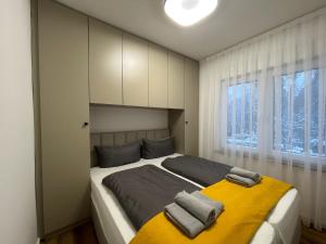 a bedroom with a bed with two towels on it at Soltauer Bleibe in Soltau