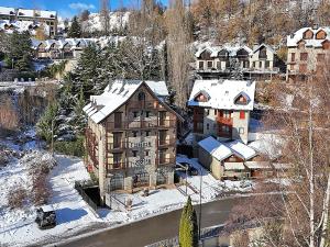Eine Luftaufnahme eines Gebäudes im Schnee in der Unterkunft Hotel Bocalé 3000 in Sallent de Gállego