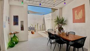 a dining room with a wooden table and chairs at META Affittacamere in Càbras