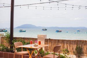 a table and chairs with a view of the water at First Love Room in Thưy Ðầm