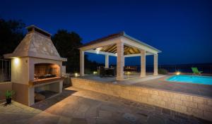 Bazén v ubytovaní Beachfront Apartments Lara alebo v jeho blízkosti