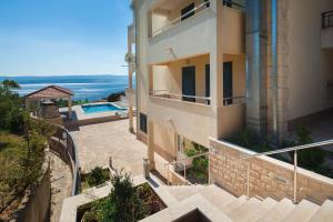 Bazén v ubytovaní Beachfront Apartments Lara alebo v jeho blízkosti