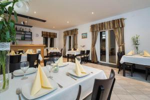 Reštaurácia alebo iné gastronomické zariadenie v ubytovaní Beachfront Apartments Lara
