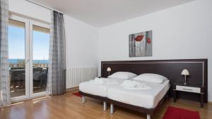 Posteľ alebo postele v izbe v ubytovaní Beachfront Apartments Lara + 37 fotografií