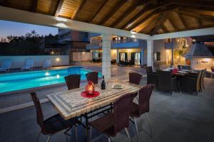 Bazén v ubytovaní Beachfront Apartments Lara alebo v jeho blízkosti