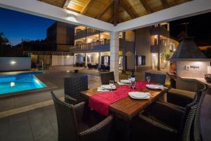 Bazén v ubytovaní Beachfront Apartments Lara alebo v jeho blízkosti